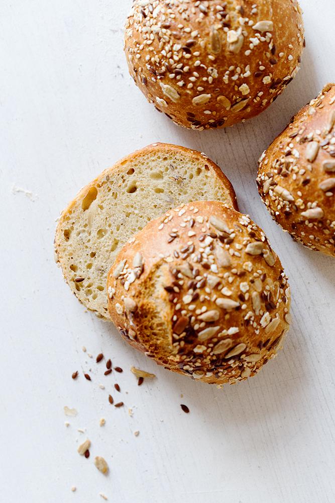 Rezeptbild: Mehrkornbrötchen mit Sonnenblumenkernen, Leinsamen und Sesam
