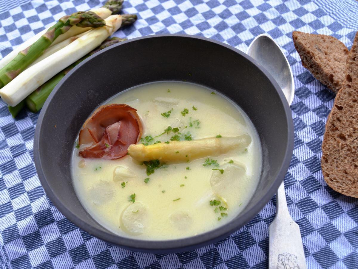 Rezeptbild: Spargelsuppe mit Safran