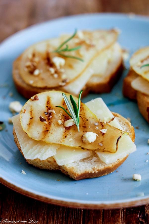 Rezeptbild: Crostini mit Birne und Parmesan