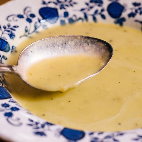 Rezeptbild: Zucchini Suppe mit milder Guacamole