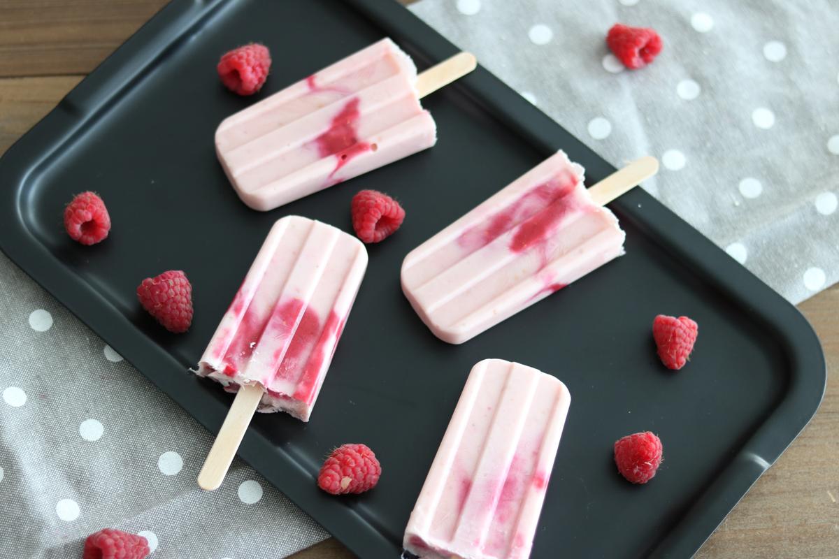 Rezeptbild: Gesundes Himbeer-Quark Stieleis