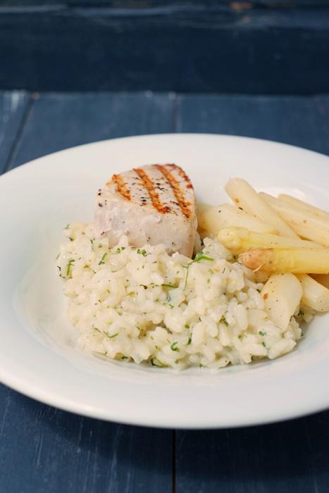 Rezeptbild: Thunfischsteak, Kerbelrisotto und Spargel