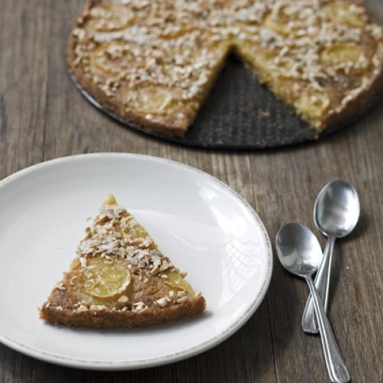 Rezeptbild: Gelber Zucchinikuchen mit karamellisierten Cashewnüssen