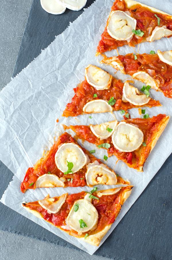 Rezeptbild: BLÄTTERTEIGTARTE MIT GESCHMORTEN TOMATEN UND ZWIEBELN, GETOPPT MIT ZIEGENKÄSE