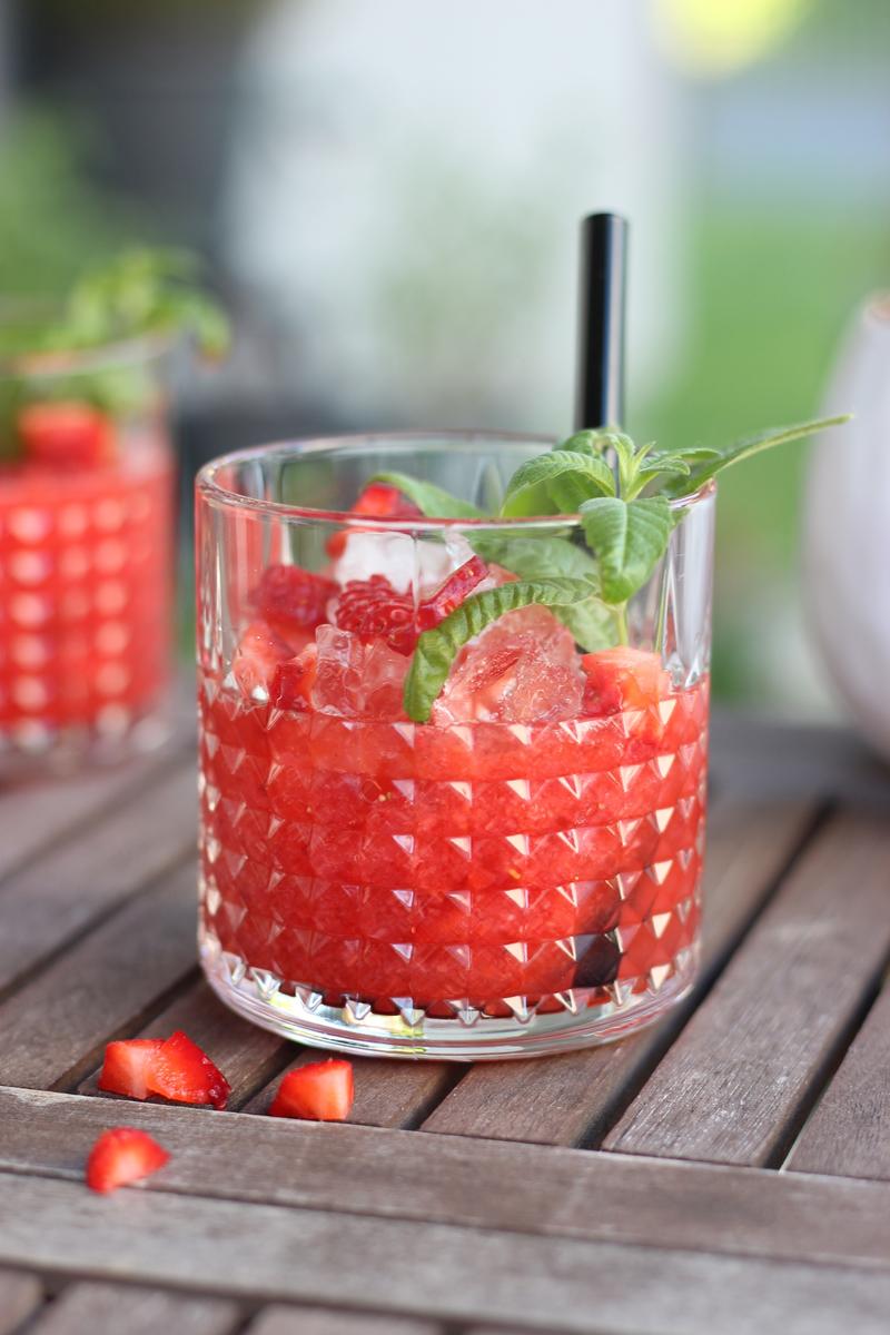 Rezeptbild: Erdbeer-Rhabarber-Sundowner mit Zitronenverbene