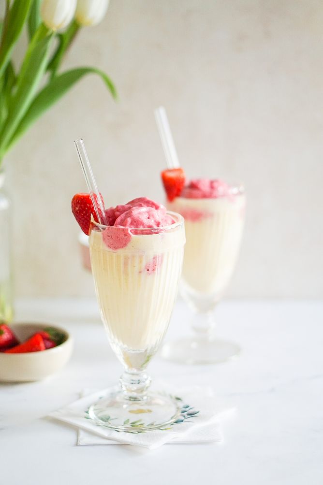 Rezeptbild: Mango - Bananen Shake mit Erdbeerhaube ♥