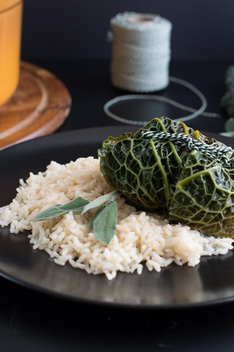 Rezeptbild: In Weißwein geschmorte Wirsingroulade