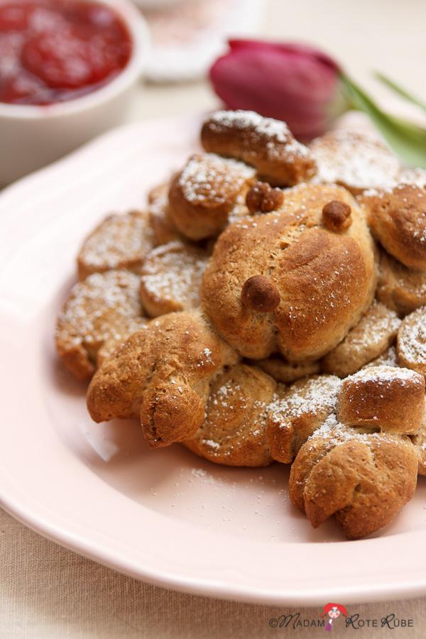 Rezeptbild: Hefeteig-Schäfchen zum Osterfest