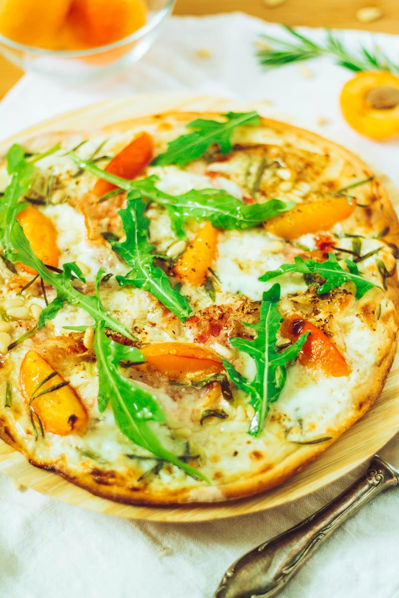 Rezeptbild: Aprikosen-Mozzarella-Flammkuchen mit Pancetta und Rucola
