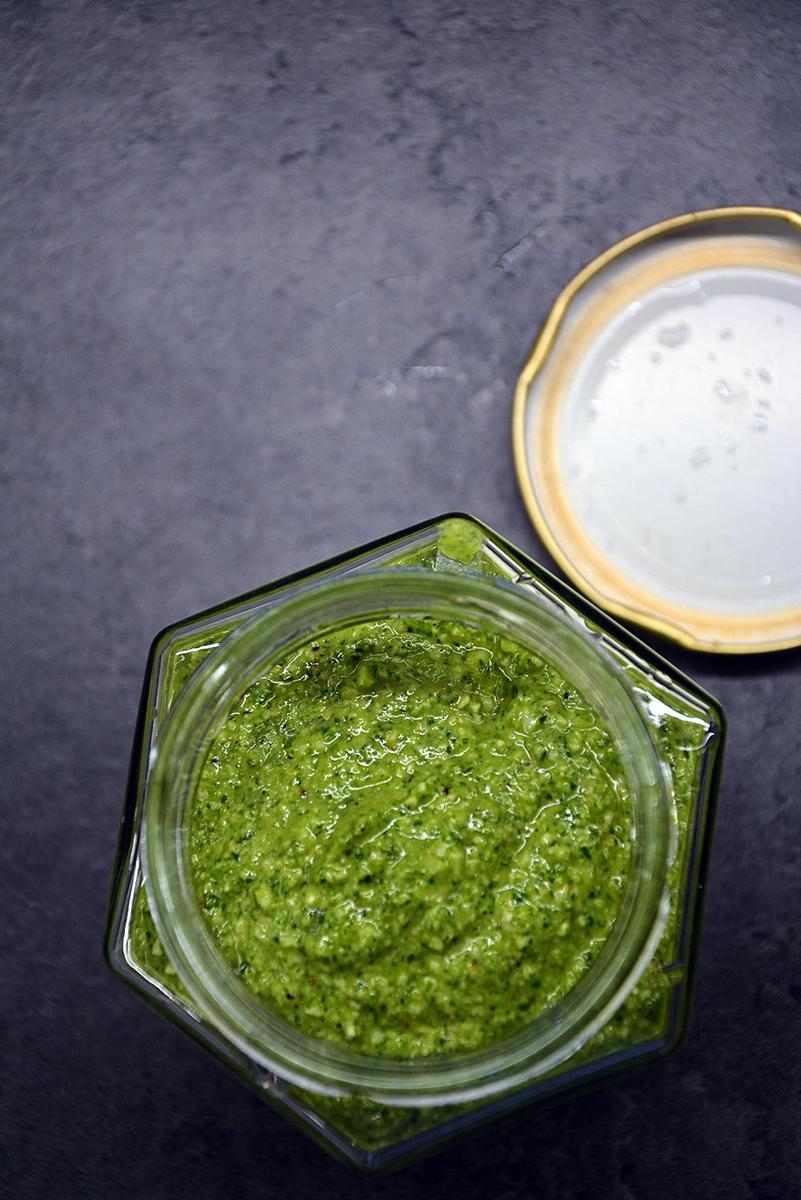 Rezeptbild: Radieschenblätter-Pesto
