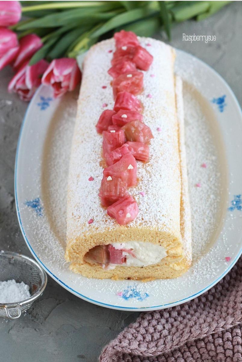 Rezeptbild: Rhabarber-Biskuitrolle