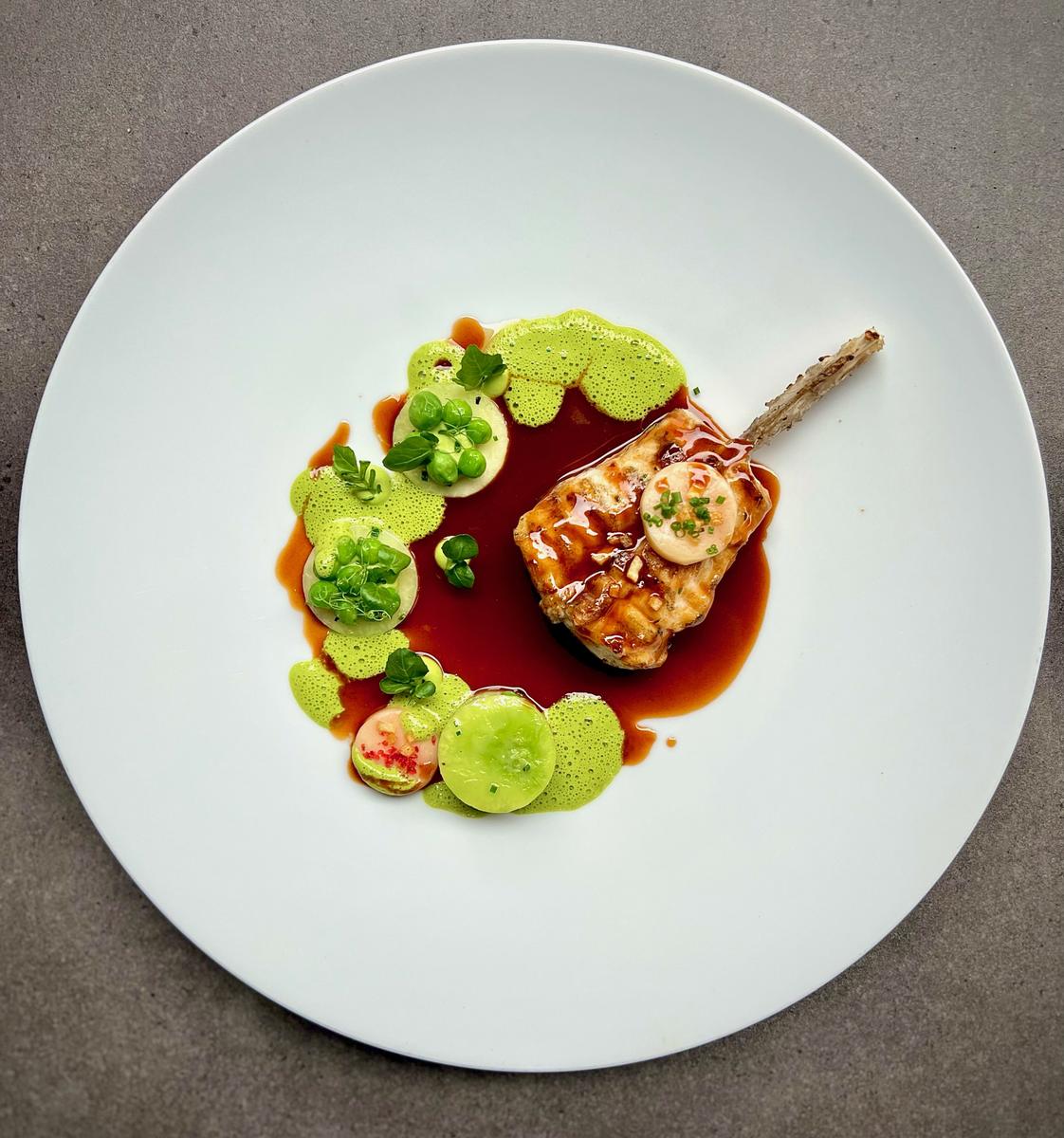 Rezeptbild: Seeteufelkotelett mit Kohlrabi, Erbse & Sauce Bordalaise￼