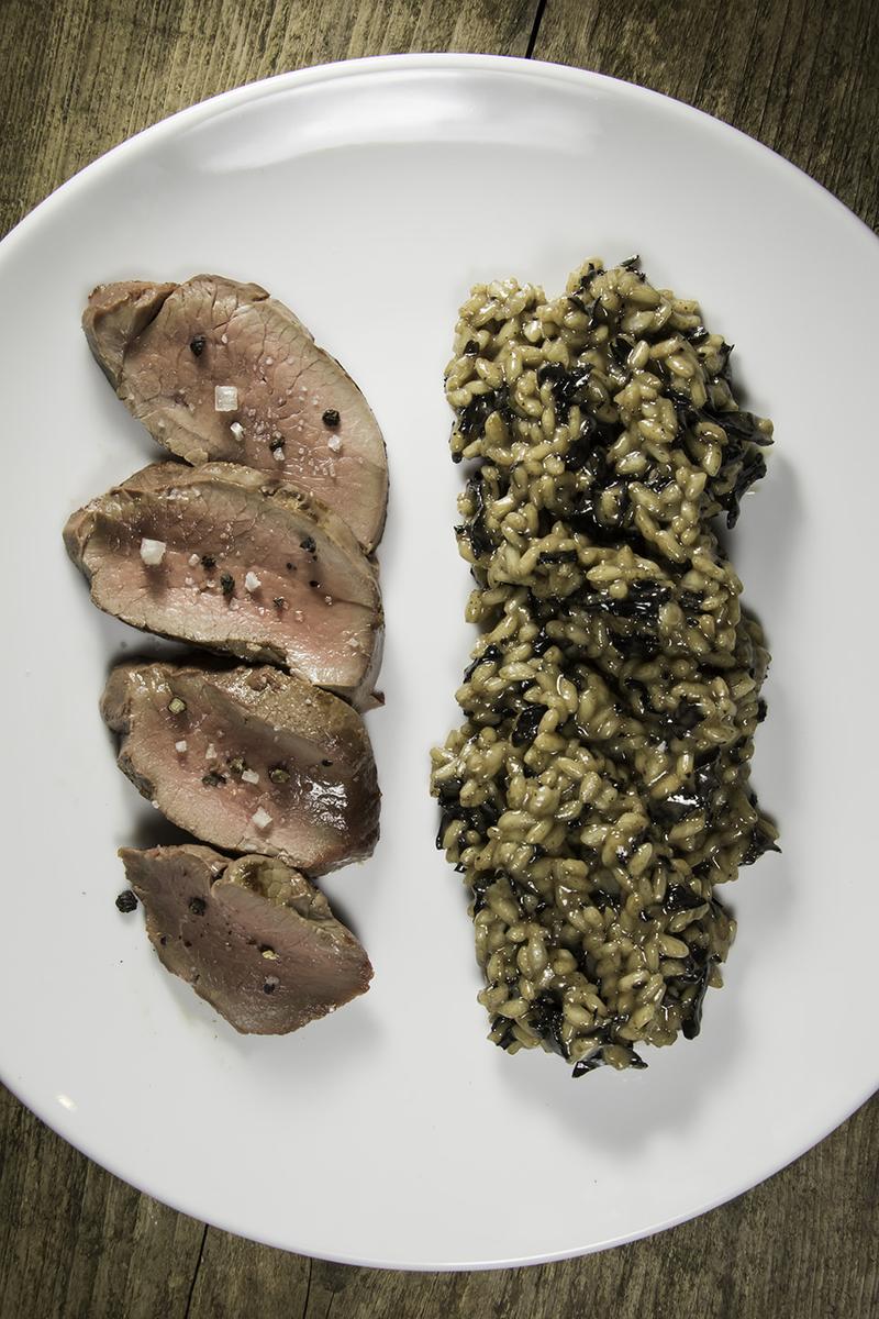 Rezeptbild: Risotto mit getrockneten Totentrompeten und Hirschsteak