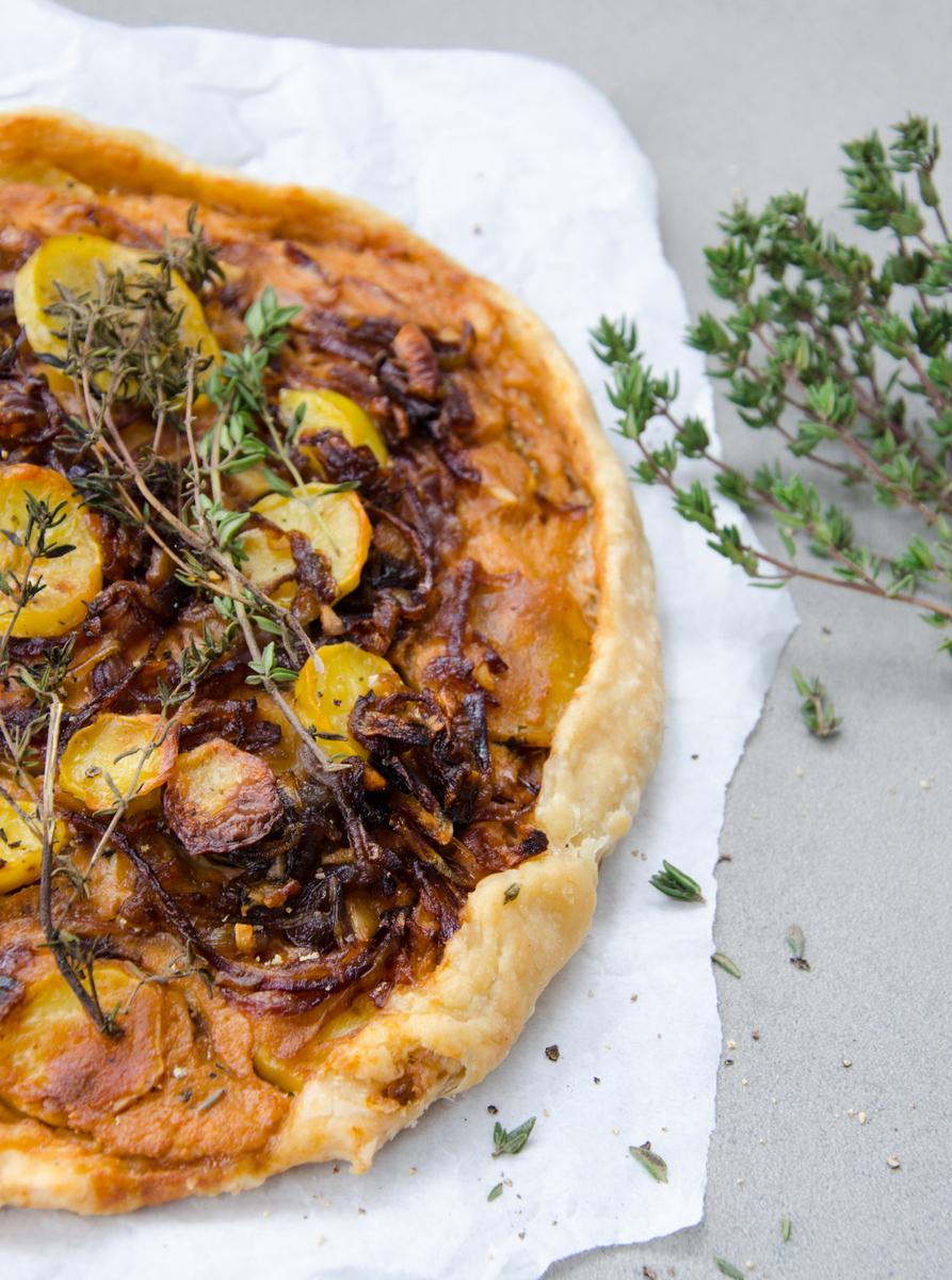 Rezeptbild: Kartoffel-Zwiebel-Galette mit Dinkelmehl!