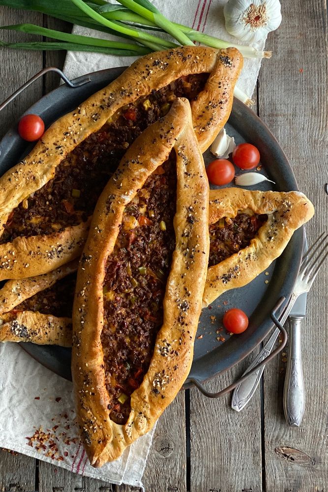 Rezeptbild: Pide – türkische Hackfleisch-Schiffchen