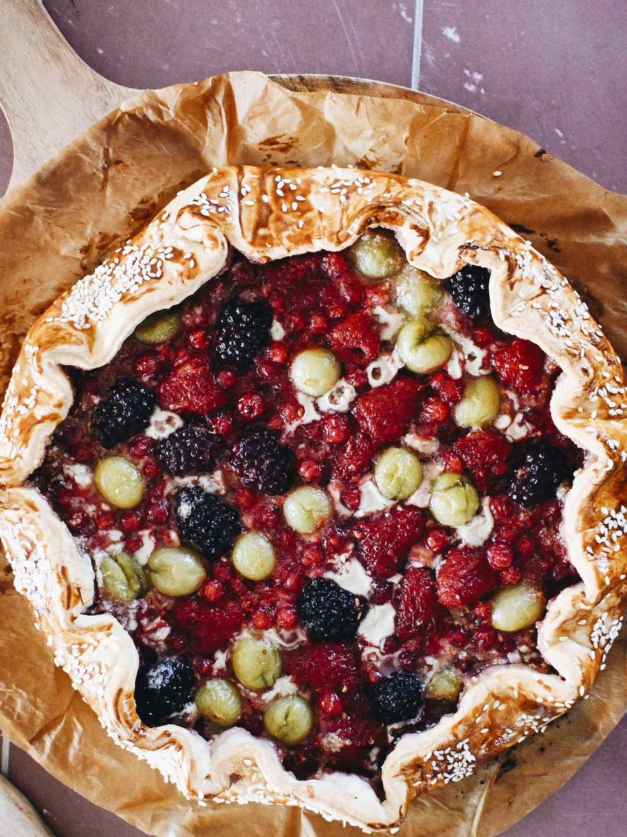 Rezeptbild: SCHNELLE SOMMERLICHE BEEREN-GALETTE MIT SESAM