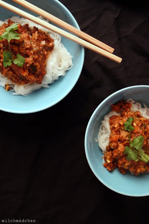 Rezeptbild: Asia-Bolognese auf Reisbandnudeln