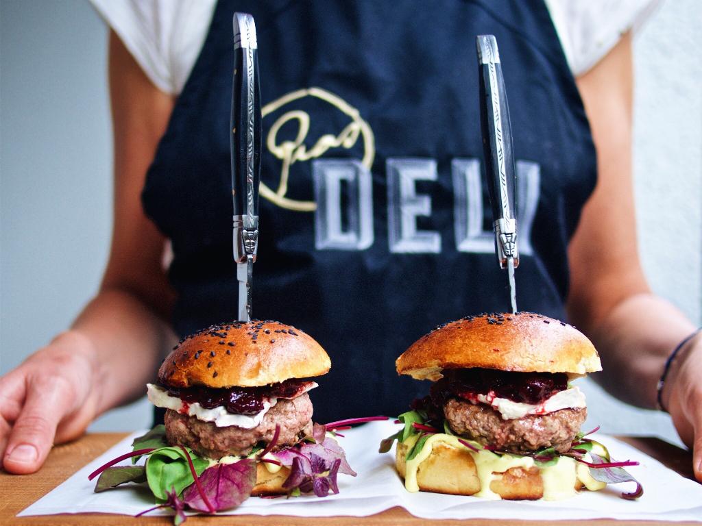 Rezeptbild: Lammburger mit Rote-Bete-Rhabarber-Chutney und Zitronen-Aioli