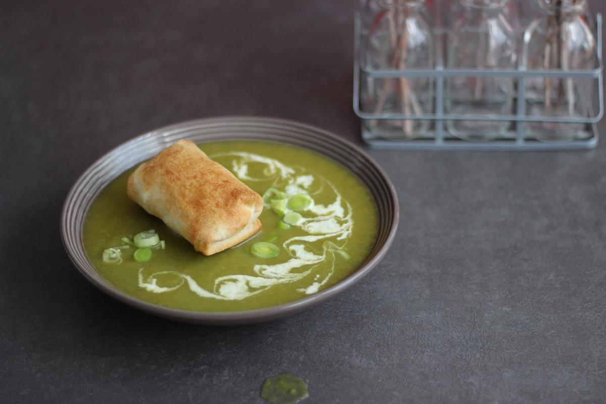 Rezeptbild: Lauch-Cremesuppe mit herzhaften Apfeltaschen
