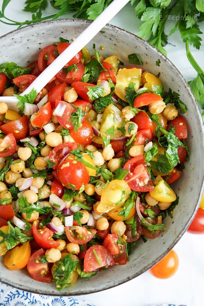 Rezeptbild: Knuspriger Kichererbsen-Tomaten-Salat