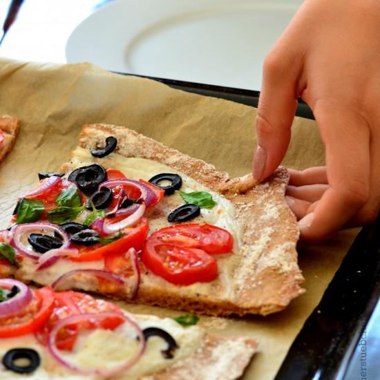 Rezeptbild: Pizza mit Mozzarella und Amaranthboden, vegan