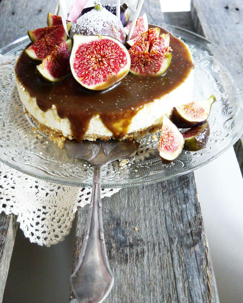 Rezeptbild: Panna Cotta-Torte mit salzigem Karamell und Feigen