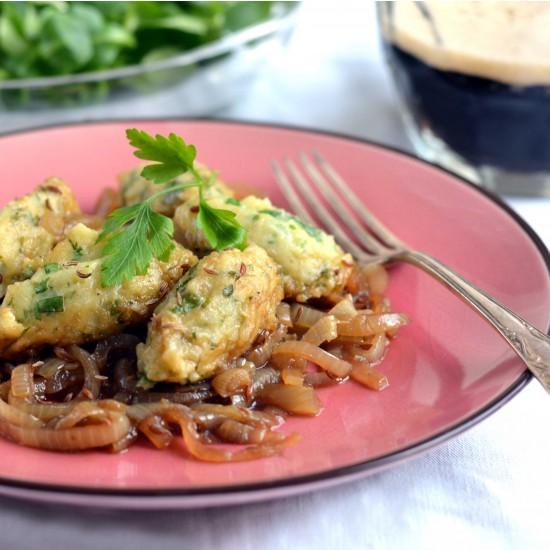Rezeptbild: Petersilienwurzel-Nocken mit Bierzwiebeln