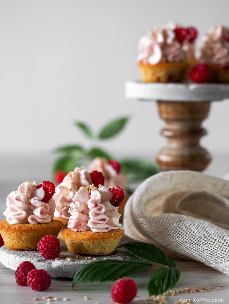 Rezeptbild: Himbeer-Cupcakes mit Sesam