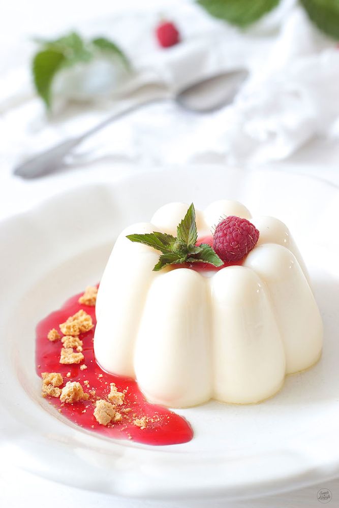 Rezeptbild: Panna Cotta mit Himbeeren