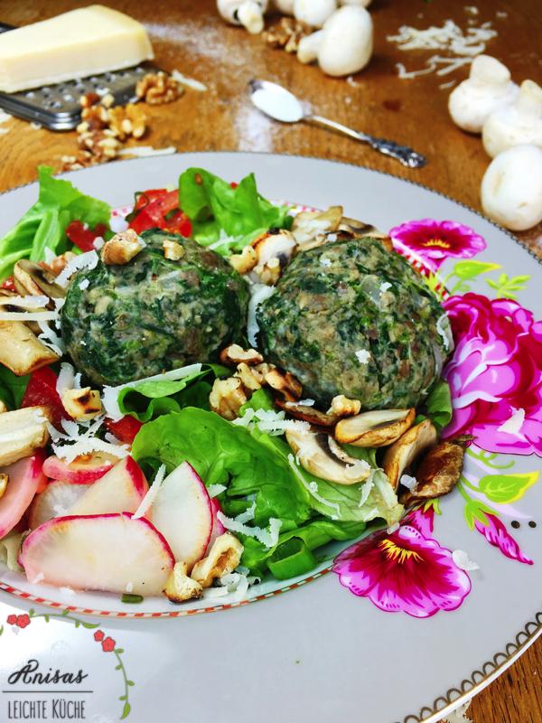 Rezeptbild: Spinatknödel mit Champignons und Salat
