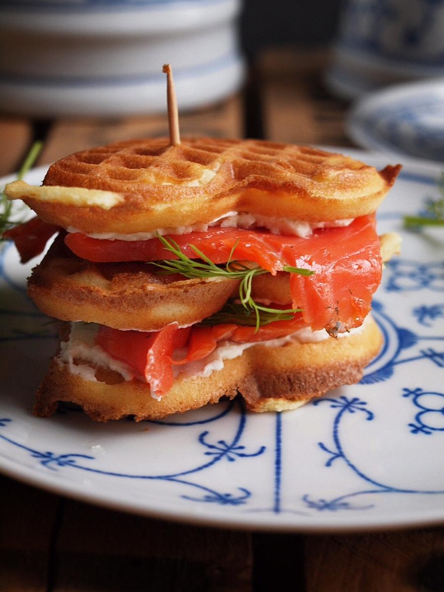Rezeptbild: Buttermilch Waffeln mit Lachs, Frischkäse und Meerrettich