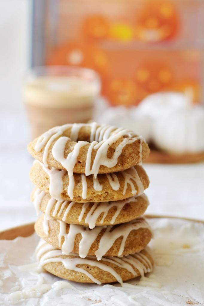Rezeptbild: Saftige Kürbis-Donuts aus dem Ofen mit Chai-Glasur (vegan)