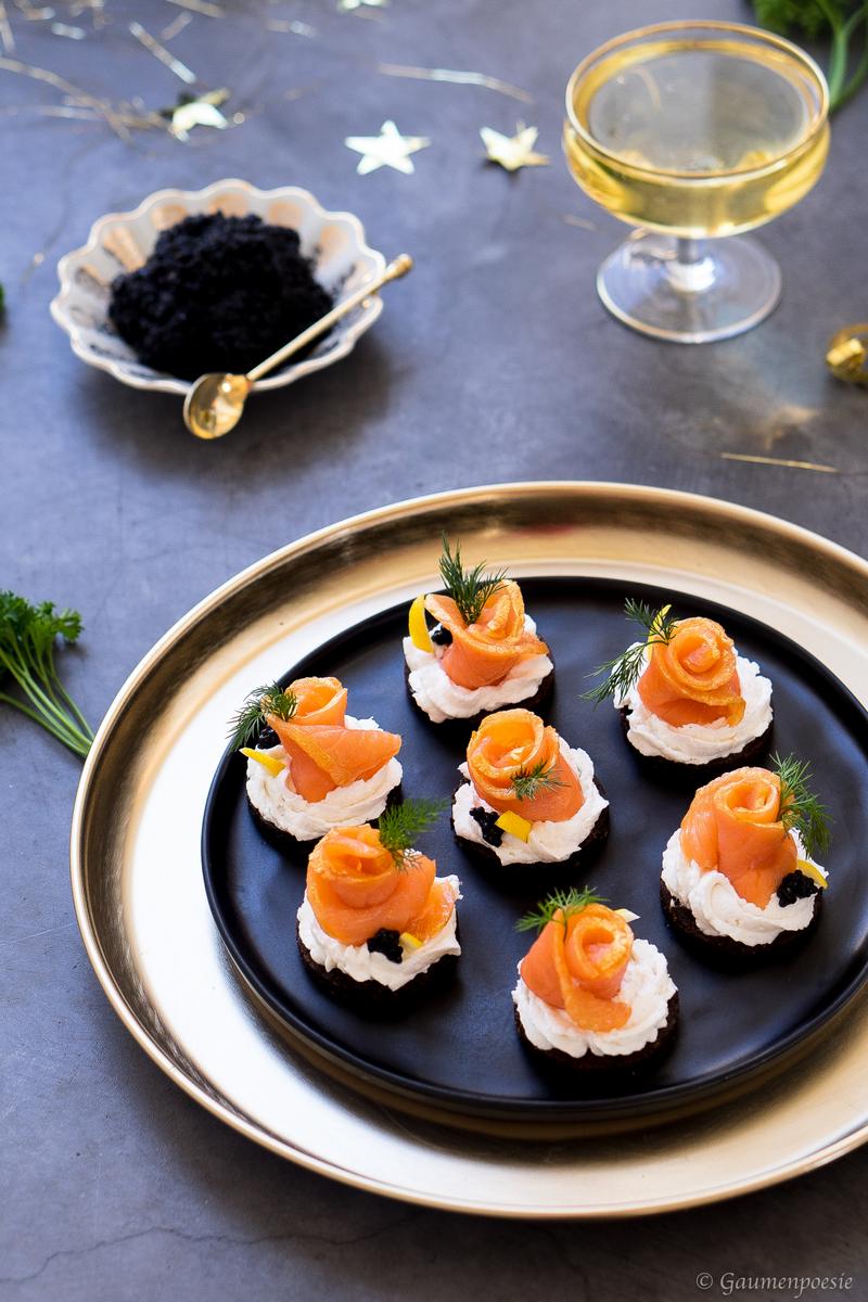 Rezeptbild: Lachs-Häppchen mit Pumpernickel und Meerrettich