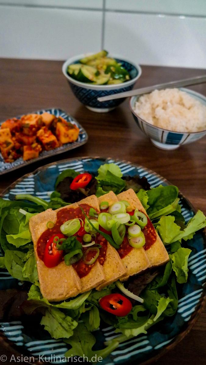 Rezeptbild: Knuspriger Tofu im Salatbett