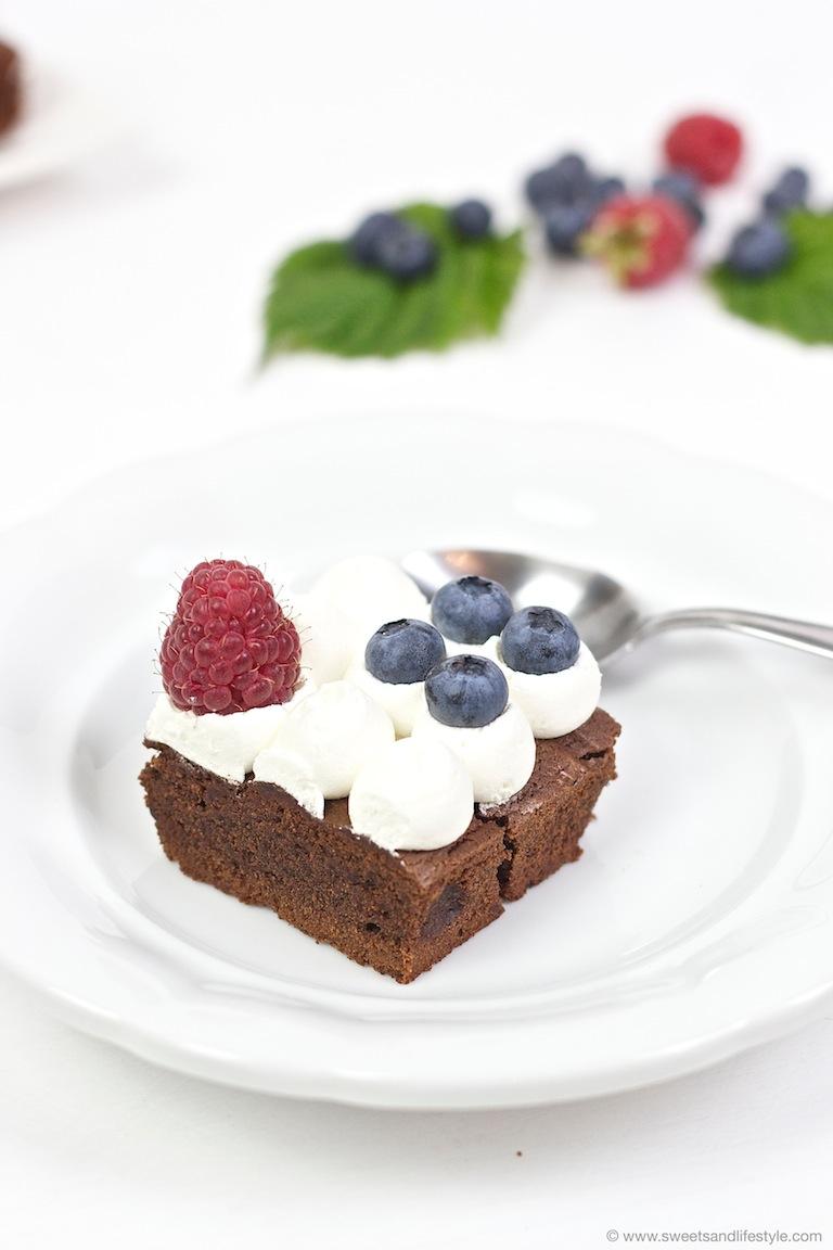 Rezeptbild: Schokobrownies mit Beeren