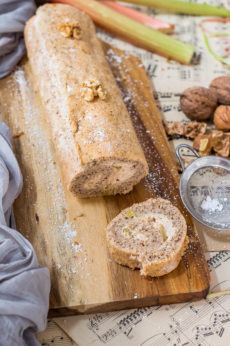 Rezeptbild: Walnuss-Biskuitrolle mit Rhabarberfüllung