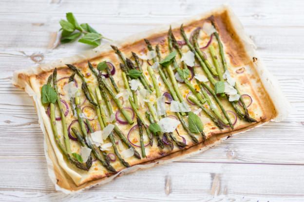 Rezeptbild: Spargel-Flammkuchen mit Mascarpone und Minze