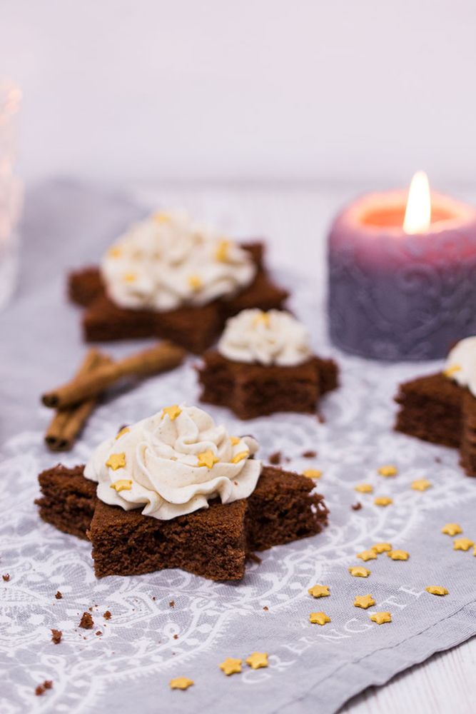 Rezeptbild: Schoko-Lebkuchen-Sterne mit Zimtsahne