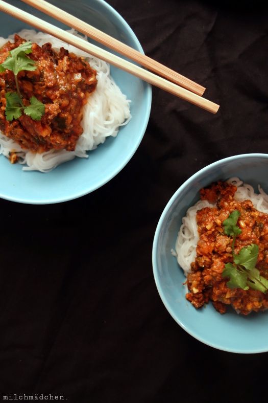 Rezeptbild: Asia-Bolognese auf Reisbandnudeln