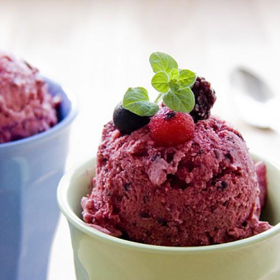 Rezeptbild: Schnelle Beereneiscreme mit Crème Fraîche