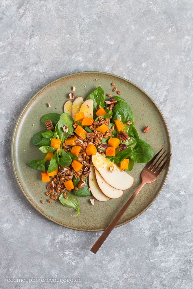 Rezeptbild: Herbstsalat mit Rosmarinkürbis, DInkel, Apfel, Pekannüssen und Zitronen-Ingwer-Dressing