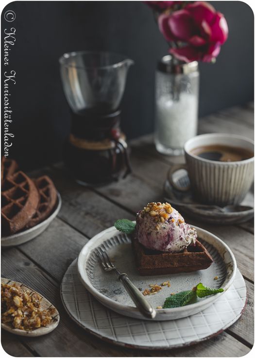 Rezeptbild: Stracciatella-Zimteis mit Kirsch-Rotwein-Swirl und Pinienkern-Hafercrunch-Krokant auf Schoko-Nusswaffeln