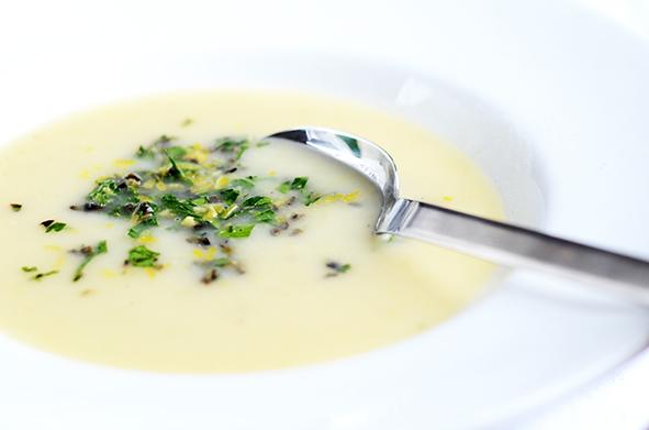 Rezeptbild: Fenchel-Zitronen-Suppe mit Oliven-Gremolata