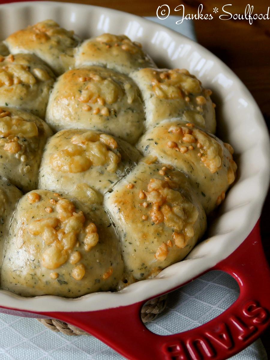 Rezeptbild: Herzhafte Kräuter-Buchteln