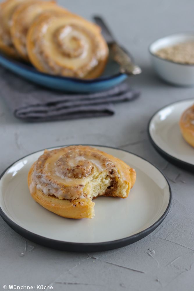 Rezeptbild: Nussschnecken mit Puderzuckerguss