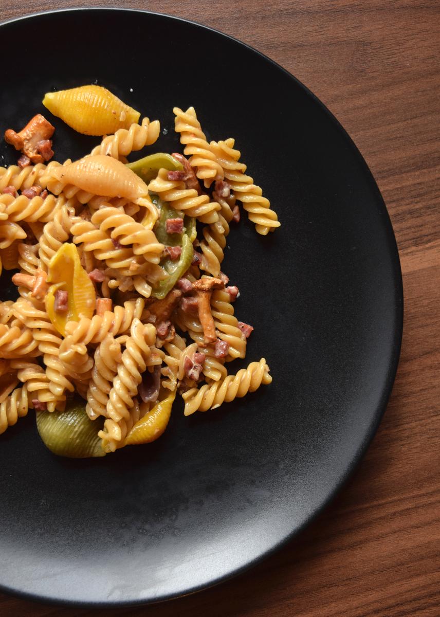 Rezeptbild: Nudelpfanne mit Pfifferlingen und Speck