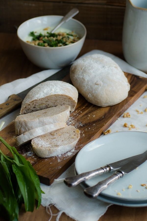 Rezeptbild: Walnuss-Ciabatta mit Bärlauch-Feta-Dip