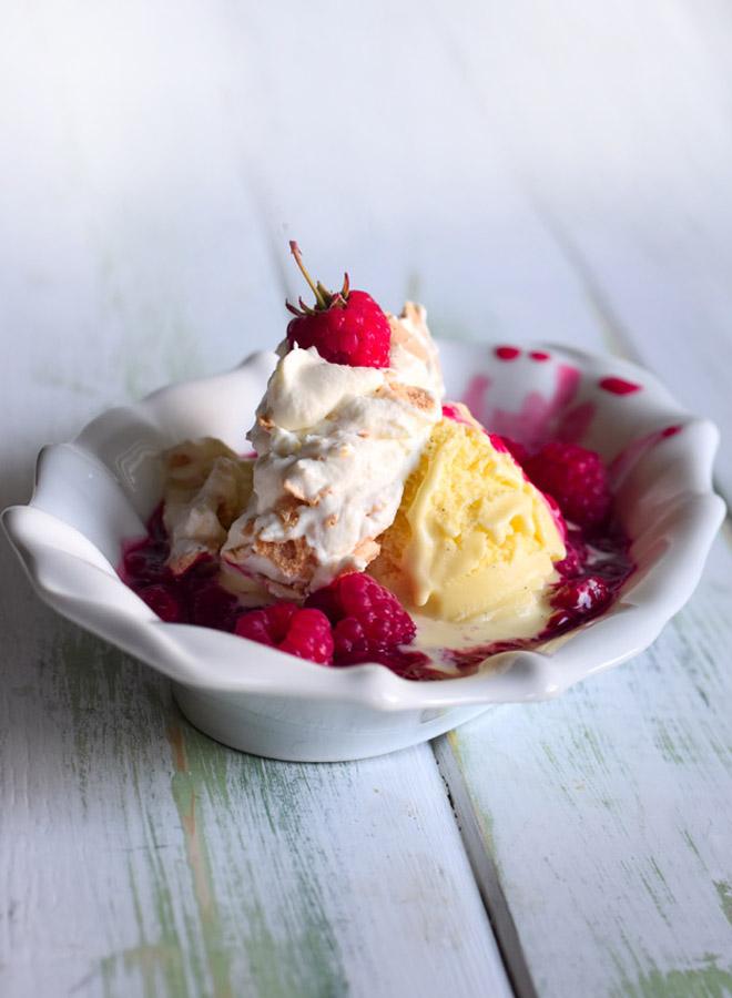 Rezeptbild: Eis mit heißen Himbeeren und Mandel-Baiser-Sahne