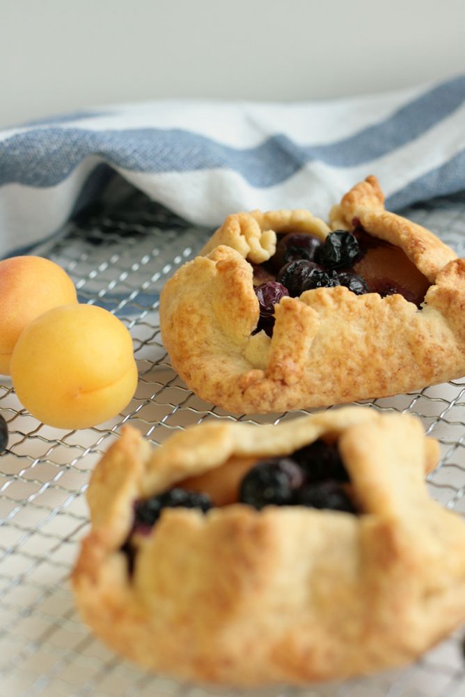 Rezeptbild: Mini-Galettes mit Aprikosen und Heidelbeeren