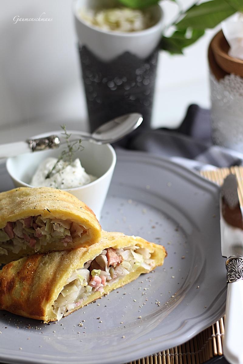 Rezeptbild: Rehrückenstrudel mit Kraut und Speck